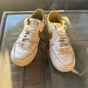 Nike women’s Sneakers in White and Gold